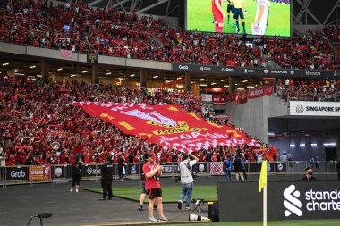 KALLANG, SINGAPORE - 15 Temmuz 2022: Ulusal stadyumdaki Crystal Palace 'a karşı sezon öncesi maçında Liverpool' un tanımlanamayan taraftarları