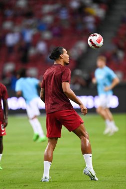 KALLANG, SINGAPORE - 15 Temmuz 2022: Liverpool 'un Virgil Van Dijk # 4 Oyuncusu ulusal stadyumdaki Crystal Palace' a karşı hazırlık maçında