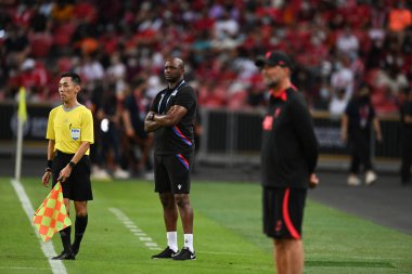 KALLANG, ŞARKI - 15 Temmuz 2022: Kristal Saray 'ın Patrick Vieira teknik direktörü Liverpool' a karşı ulusal stadyumda maç öncesi antrenörlüğü yapıyor