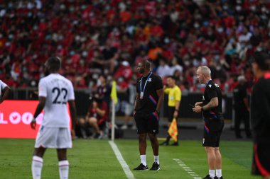KALLANG, ŞARKI - 15 Temmuz 2022: Kristal Saray 'ın Patrick Vieira teknik direktörü Liverpool' a karşı ulusal stadyumda maç öncesi antrenörlüğü yapıyor