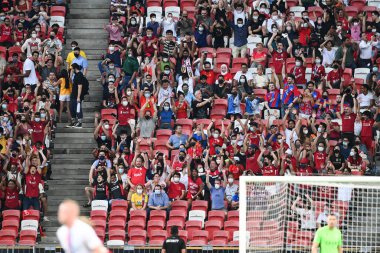 KALLANG, SINGAPORE - 15 Temmuz 2022: Ulusal stadyumdaki Crystal Palace 'a karşı sezon öncesi Liverpool' un tanımlanamayan taraftarlarından gelen insan dalgası