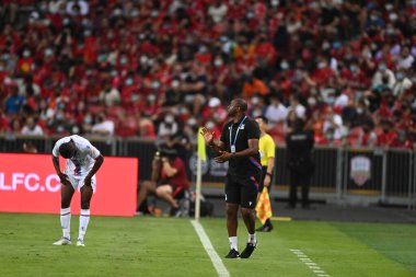 KALLANG, ŞARKI - 15 Temmuz 2022: Kristal Saray 'ın Patrick Vieira teknik direktörü Liverpool' a karşı ulusal stadyumda maç öncesi antrenörlüğü yapıyor