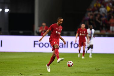 KALLANG, SINGAPORE - 15 Temmuz 2022: Joel Matip # 32 Liverpool oyuncusunun ulusal stadyumdaki Crystal Palace 'a karşı hazırlık maçı