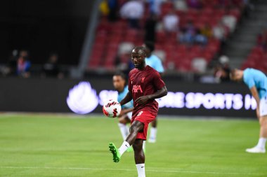 KALLANG, ŞARKI - 15 Temmuz 2022: Naby Keita # 8 Liverpool Oyuncusu, ulusal stadyumdaki Crystal Palace 'a karşı hazırlık maçında