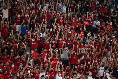 KALLANG, SINGAPORE - 15 Temmuz 2022: Ulusal stadyumdaki Crystal Palace 'a karşı sezon öncesi Liverpool' un tanımlanamayan taraftarlarından gelen insan dalgası