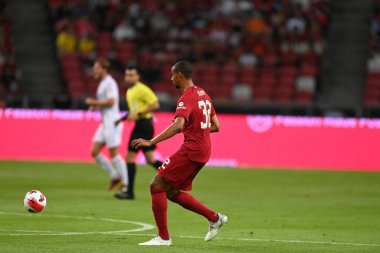 KALLANG, SINGAPORE - 15 Temmuz 2022: Joel Matip # 32 Liverpool oyuncusunun ulusal stadyumdaki Crystal Palace 'a karşı hazırlık maçı