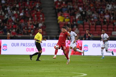 KALLANG, ŞARKI - 15 Temmuz 2022: Alex Oxlade-Chamberlain # 15 Liverpool Oyuncusu Ulusal Stadyum 'daki Crystal Palace' a karşı maç öncesi