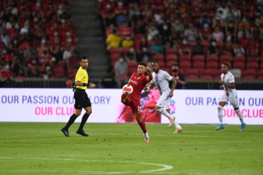 KALLANG, ŞARKI - 15 Temmuz 2022: Alex Oxlade-Chamberlain # 15 Liverpool Oyuncusu Ulusal Stadyum 'daki Crystal Palace' a karşı maç öncesi