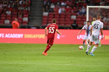 Kallang-Singapur-15JUL2022-Leighton Clarkson # 65 Liverpool oyuncusu sezon öncesi stadyumdaki kristal saraya karşı eylem halinde.