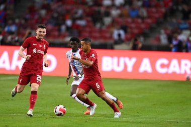 Kallang-Singapur-15JUL2022-Thiago Alcantara # 6 Liverpool Oyuncusu sezon öncesi stadyumdaki kristal saraya karşı eylem halinde.
