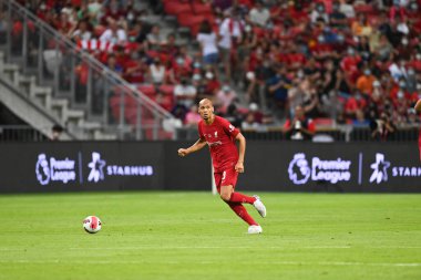 Kallang-Singapur-15JUL2022-Fabinho # 3 Liverpool Oyuncusu sezon öncesi stadyumdaki kristal saraya karşı eylem halinde.