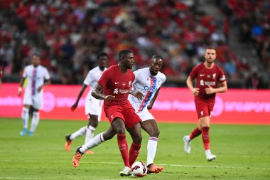 Kallang-Singapur-15JUL2022-Ibrahim Konate # 5 Liverpool Oyuncusu sezon öncesi stadyumdaki kristal saraya karşı eylem halinde