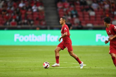 Kallang-Singapur-15JUL2022-Thiago Alcantara # 6 Liverpool Oyuncusu sezon öncesi stadyumdaki kristal saraya karşı eylem halinde.