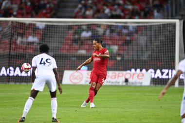 Kallang-Singapur-15JUL2022-Virgil Van Dijk # 4 Liverpool Oyuncusu sezon öncesi stadyumdaki kristal saraya karşı eylem halinde.
