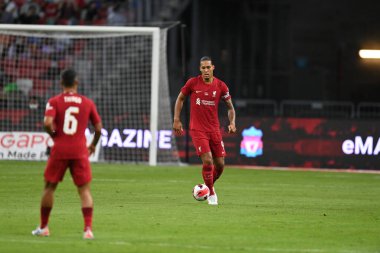 Kallang-Singapur-15JUL2022-Virgil Van Dijk # 4 Liverpool Oyuncusu sezon öncesi stadyumdaki kristal saraya karşı eylem halinde.