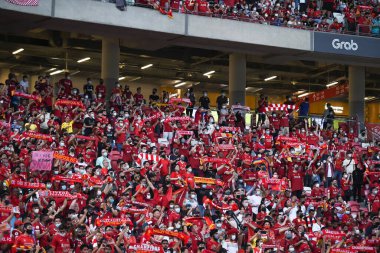 Kallang-Singapur-15JUL2022-Tanımlanamayan Liverpool taraftarı sezon öncesi dönemde Singapur, Singapur 'daki kristal sarayına karşı savaşıyor.