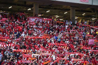 Kallang-Singapur-15JUL2022-Tanımlanamayan Liverpool taraftarı sezon öncesi dönemde Singapur, Singapur 'daki kristal sarayına karşı savaşıyor.