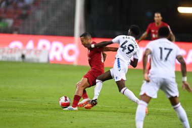 Kallang-Singapur-15JUL2022-Thiago Alcantara # 6 Liverpool Oyuncusu sezon öncesi stadyumdaki kristal saraya karşı eylem halinde.