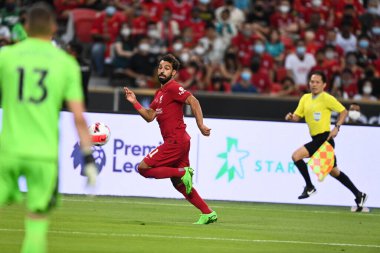 KALLANG, SINGAPORE - 15 Temmuz 2022: Mohamed Salah # 11 Liverpool Oyuncusu sezon öncesi stadyumdaki kristal saraya karşı eylem halinde.  