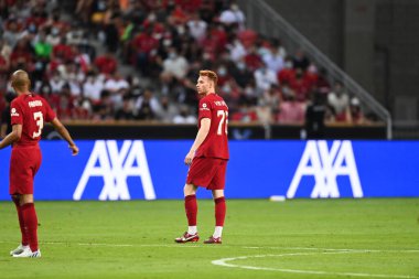 KALLANG, ŞARKI - 15 Temmuz 2022: Ulusal stadyumdaki kristal saraya karşı sezon öncesi eylemlerde Liverpool 'un tanımlanamayan taraftarı.  