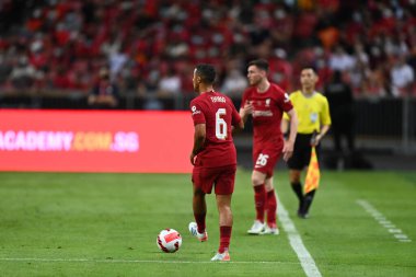 KALLANG, ŞARKI - 15 Temmuz 2022: Thiago Alcantara # 6 Liverpool Oyuncusu, ulusal stadyumdaki Crystal Palace 'a karşı hazırlık maçında.  
