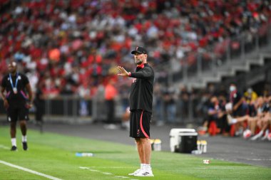 KALLANG, ŞARKI - 15 Temmuz 2022: Liverpool 'un Jurgen Klopp teknik direktörü ulusal stadyumdaki Crystal Palace' a karşı hazırlık maçında. 