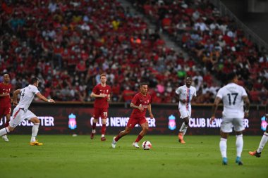 KALLANG, ŞARKI - 15 Temmuz 2022: Thiago Alcantara # 6 Liverpool Oyuncusu, ulusal stadyumdaki Crystal Palace 'a karşı hazırlık maçında. 