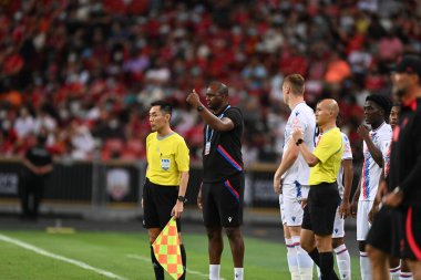 KALLANG, ŞARKI - 15 Temmuz 2022: Kristal Saray 'ın Patrick Vieira teknik direktörü Liverpool' a karşı ulusal stadyumda maç öncesi antrenörlüğü yapıyor. 