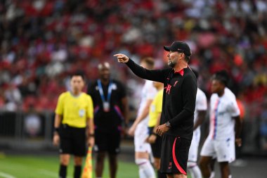 KALLANG, ŞARKI - 15 Temmuz 2022: Liverpool 'un Jurgen Klopp teknik direktörü ulusal stadyumdaki Crystal Palace' a karşı hazırlık maçında. 