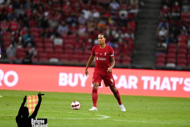 KALLANG, SINGAPORE - 15 Temmuz 2022: Liverpool 'un Virgil Van Dijk # 4 Oyuncusu ulusal stadyumdaki Crystal Palace' a karşı hazırlık maçında. 
