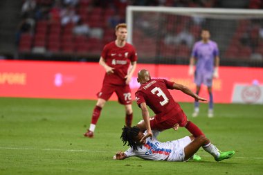 KALLANG, SINGAPORE - 15 Temmuz 2022: Fabinho # 3 Liverpool Oyuncusu ulusal stadyumdaki kristal sarayına karşı hazırlık maçında. 