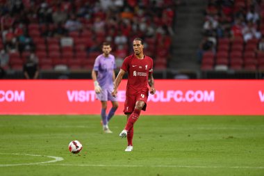 KALLANG, SINGAPORE - 15 Temmuz 2022: Liverpool 'un Virgil Van Dijk # 4 Oyuncusu ulusal stadyumdaki Crystal Palace' a karşı hazırlık maçında.  