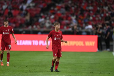 KALLANG, ŞARKI - 15 Temmuz 2022: James Norris # 77 Liverpool Oyuncusu, ulusal stadyumdaki Crystal Palace 'a karşı hazırlık maçında. 