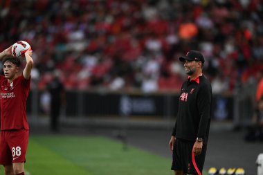 KALLANG, ŞARKI - 15 Temmuz 2022: Liverpool 'un Jurgen Klopp teknik direktörü ulusal stadyumdaki Crystal Palace' a karşı hazırlık maçında. 