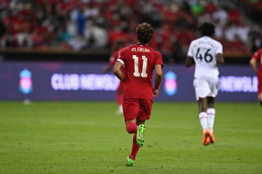 KALLANG, SINGAPORE - 15 Temmuz 2022: Mohamed Salah # 11 Liverpool Oyuncusu sezon öncesi stadyumdaki kristal saraya karşı eylem halinde.  