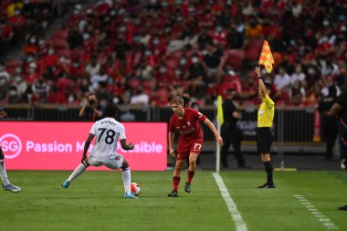 KALLANG, ŞARKI - 15 Temmuz 2022: James Norris # 77 Liverpool Oyuncusu, ulusal stadyumdaki Crystal Palace 'a karşı hazırlık maçında. 