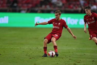 KALLANG, ŞARKI - 15 Temmuz 2022: James Norris # 77 Liverpool Oyuncusu, ulusal stadyumdaki Crystal Palace 'a karşı hazırlık maçında. 