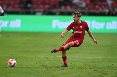 KALLANG, ŞARKI - 15 Temmuz 2022: James Norris # 77 Liverpool Oyuncusu, ulusal stadyumdaki Crystal Palace 'a karşı hazırlık maçında. 