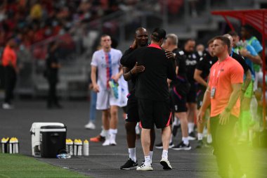 KALLANG, ŞARKI - 15 Temmuz 2022: Kristal Saray 'ın Patrick Vieira teknik direktörü Liverpool' a karşı ulusal stadyumda maç öncesi antrenörlüğü yapıyor. 