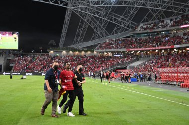 KALLANG, ŞARKI - 15 Temmuz 2022: Ulusal stadyumdaki kristal saraya karşı sezon öncesi streaker.  