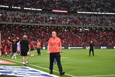 KALLANG, ŞARKI - 15 Temmuz 2022: Ulusal stadyumdaki kristal saraya karşı sezon öncesi Liverpool güvenlik görevlisi. 