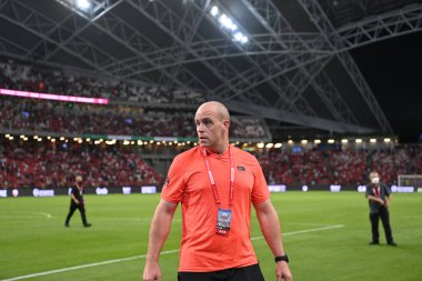 KALLANG, ŞARKI - 15 Temmuz 2022: Ulusal stadyumdaki kristal saraya karşı sezon öncesi Liverpool güvenlik görevlisi. 