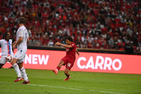 KALLANG, SINGAPORE - 15 Temmuz 2022: Trent Alexander-Arnold # 66 Liverpool oyuncusu sezon öncesi stadyumdaki Crystal Palace 'a karşı oynuyordu. 