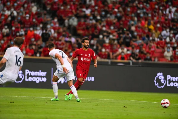 KALLANG, SINGAPORE - 15 Temmuz 2022: Mohamed Salah # 11 Liverpool Oyuncusu sezon öncesi stadyumdaki kristal saraya karşı eylem halinde. 