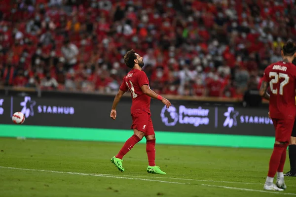 KALLANG, SINGAPORE - 15 Temmuz 2022: Mohamed Salah # 11 Liverpool Oyuncusu sezon öncesi stadyumdaki kristal saraya karşı eylem halinde. 