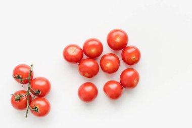 Beyaz arka planda kiraz domatesleri 