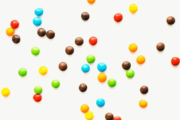 Beyaz bir arka plan üzerinde renkli badem 