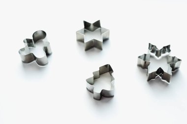 Beyaz arkaplandaki çerezler için metal biçimler 