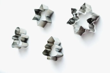 Beyaz arkaplandaki çerezler için metal biçimler 