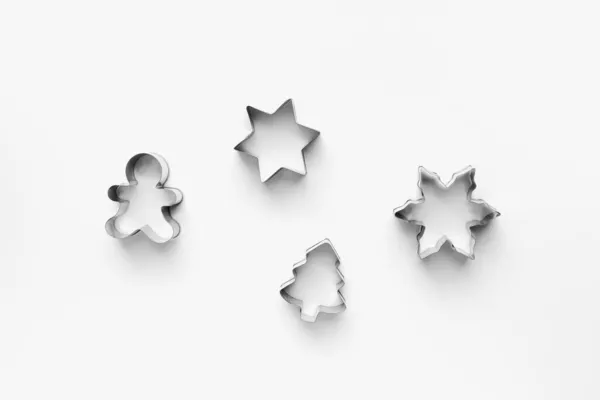 Beyaz arkaplandaki çerezler için metal biçimler 